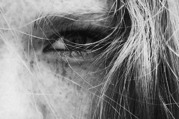 Emicrania con aura: un problema serio, soprattutto dopo la menopausa